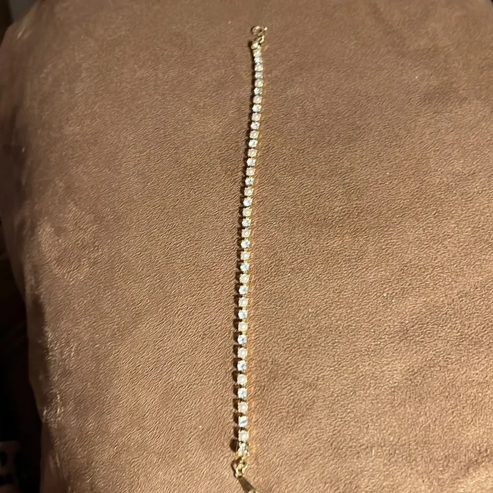 Ladies 8 inch tennis bracelet with faux pearl/diamond stones.